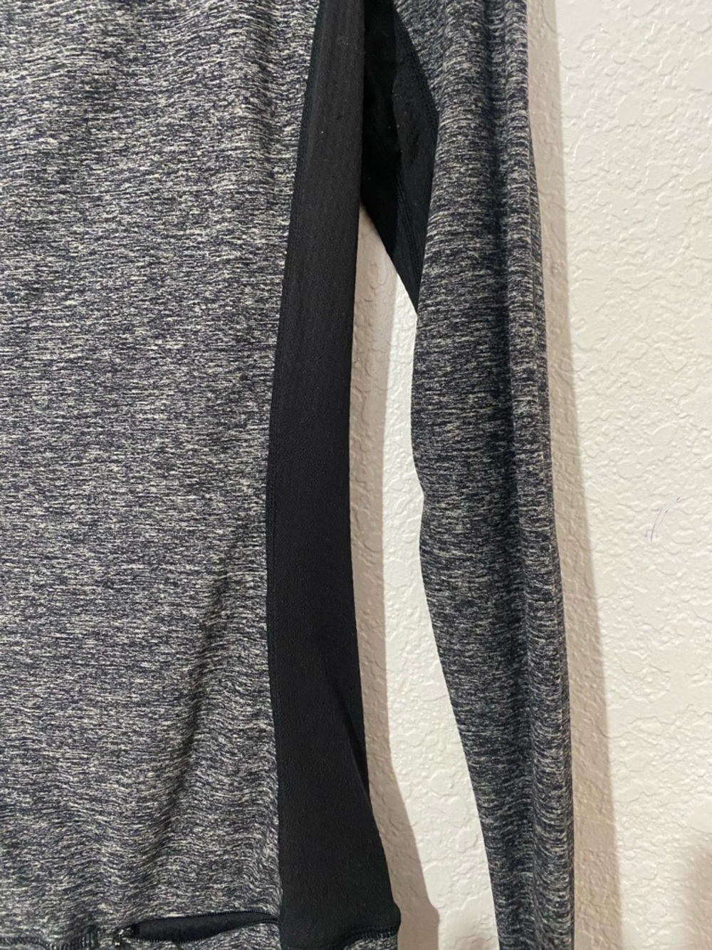 Lululemon Long Sleeve Athletic Top Women’s Small Thumbholes Zip Pocket - Picture 6 of 6